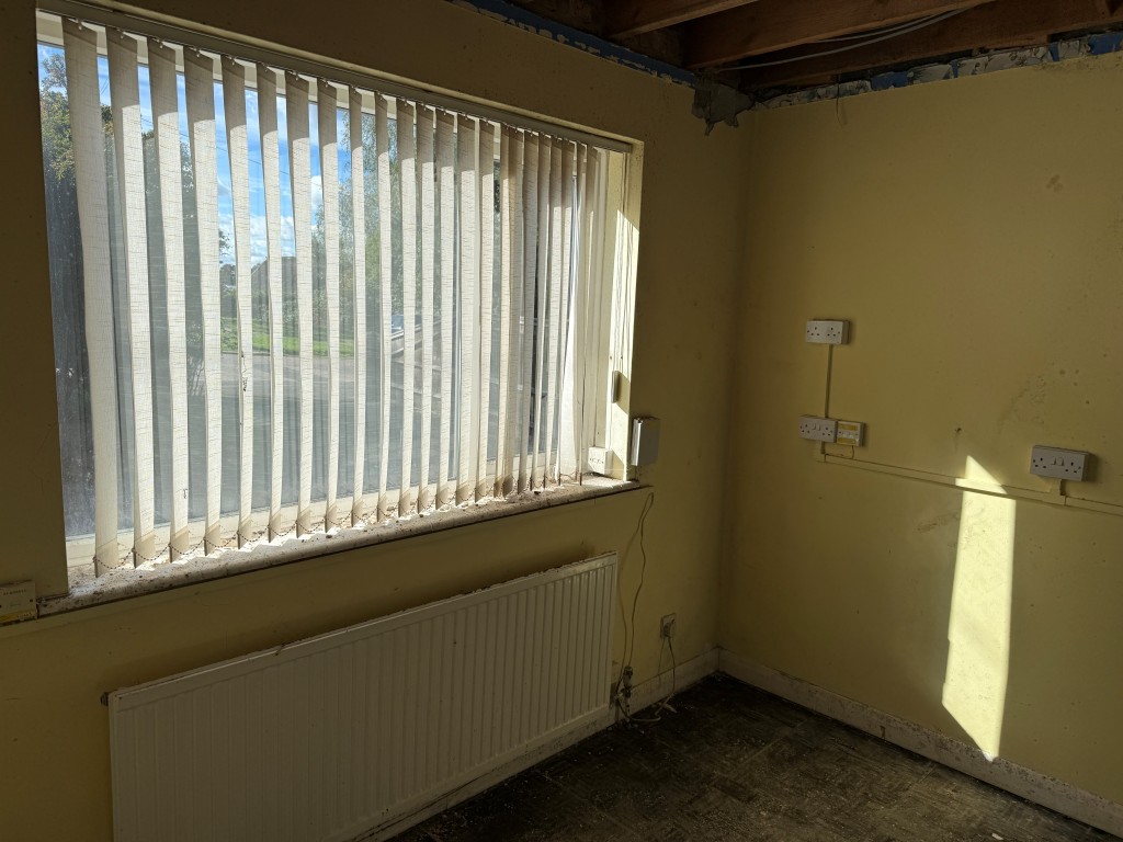 Lot: 137 - SUBSTANTIAL SIX-BEDROOM DETACHED PROPERTY WITH POTENTIAL FOR SUB-DIVISION - Study with window overlooking front driveway